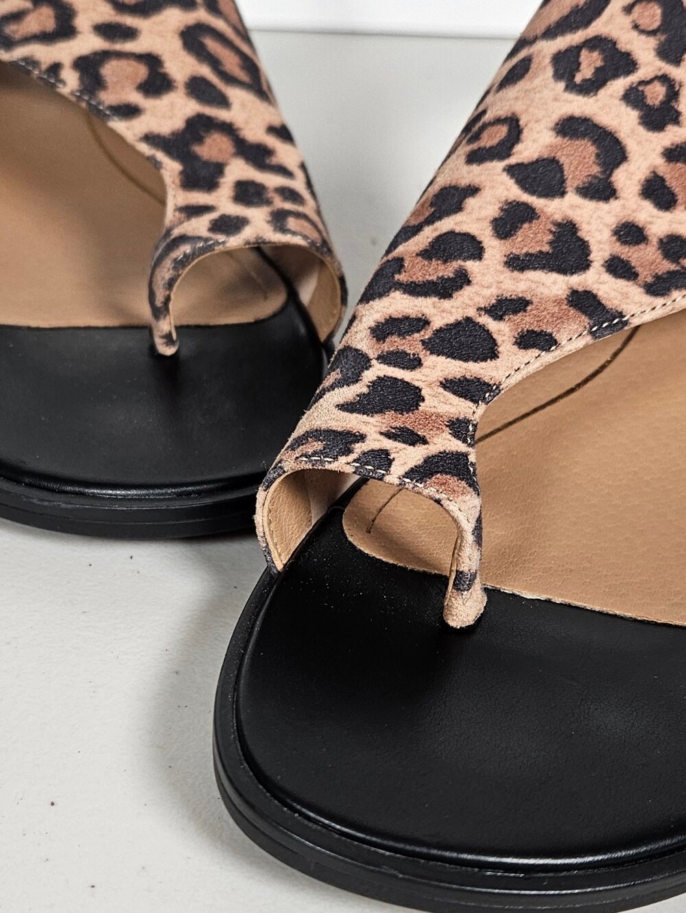 Vionic Ella Leopard Thong Sandal Leather Upper 8.5 Summer Casual Women's Shoes - Picture 3 of 8
